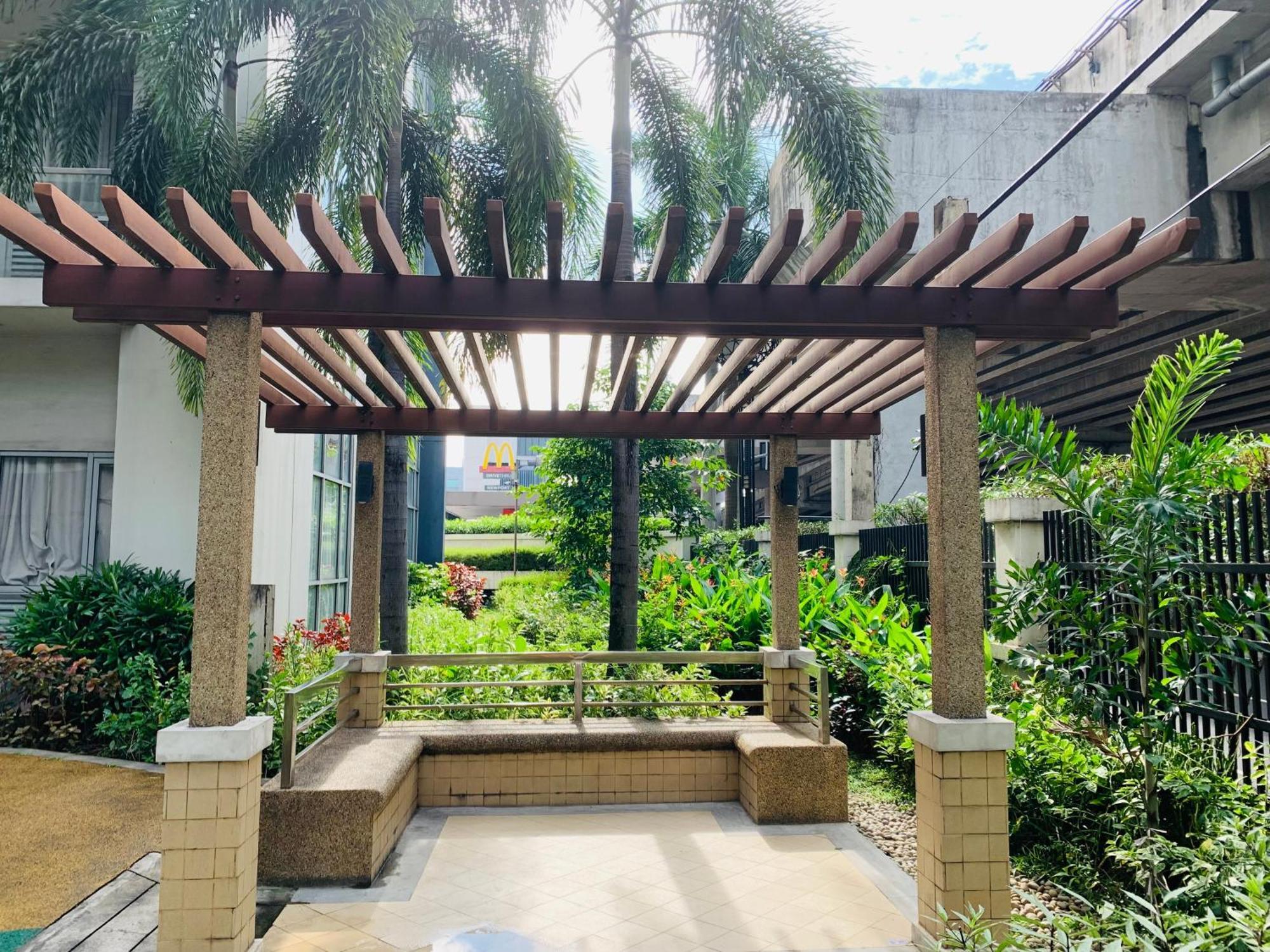 One Palm Tree Villas Condominium - Studio 7Th Fl With Balcony - Across Terminal 3 Airport Pasay Extérieur photo