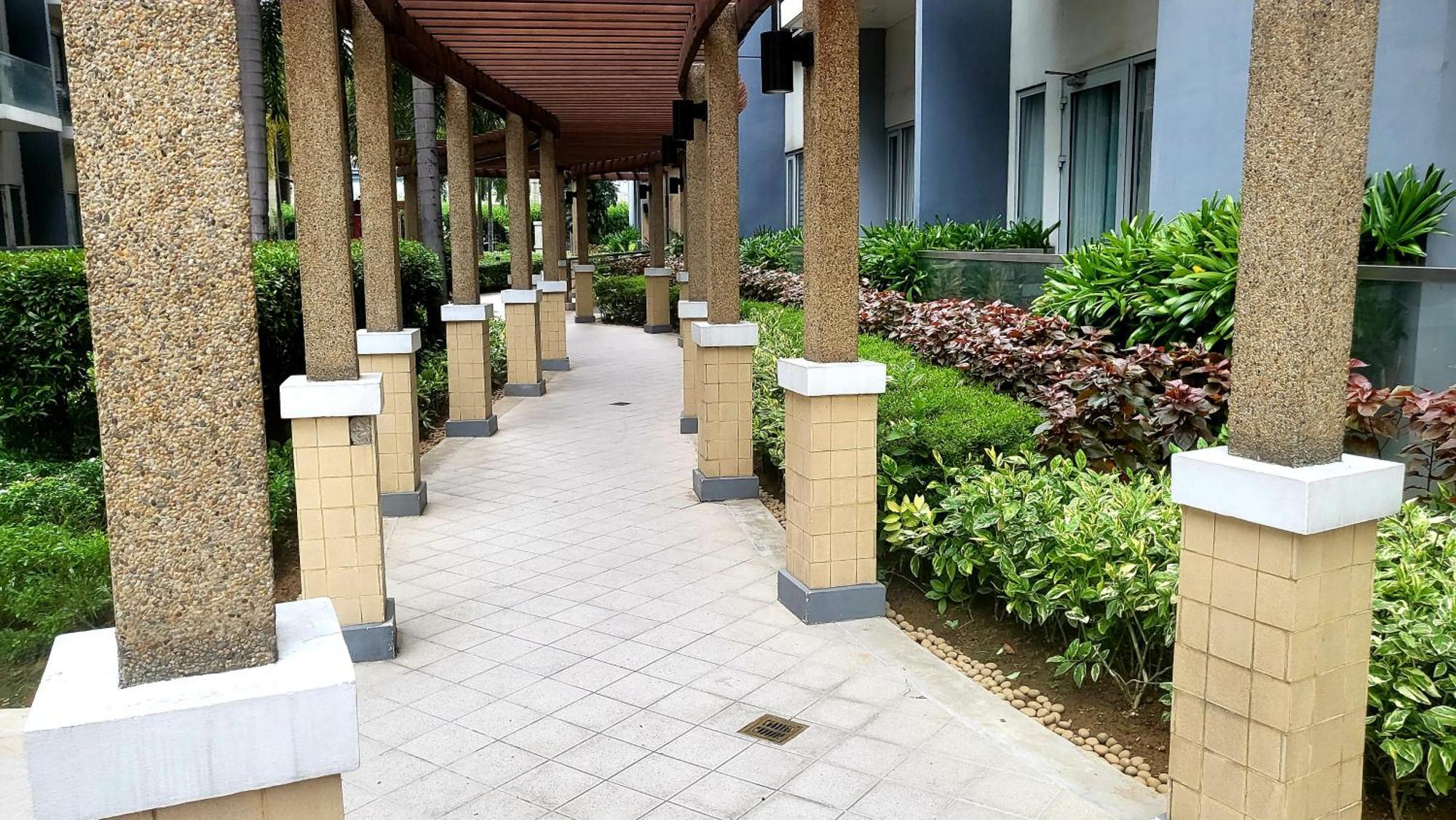 One Palm Tree Villas Condominium - Studio 7Th Fl With Balcony - Across Terminal 3 Airport Pasay Extérieur photo