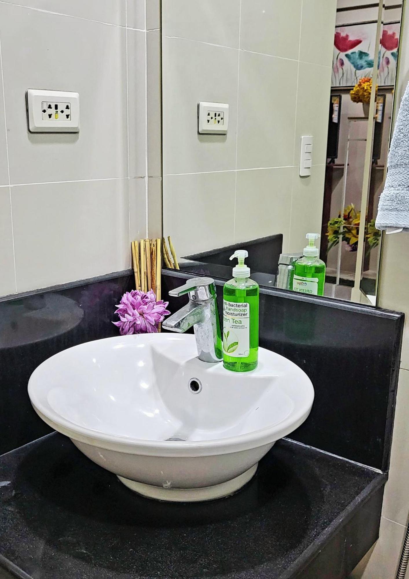 One Palm Tree Villas Condominium - Studio 7Th Fl With Balcony - Across Terminal 3 Airport Pasay Extérieur photo