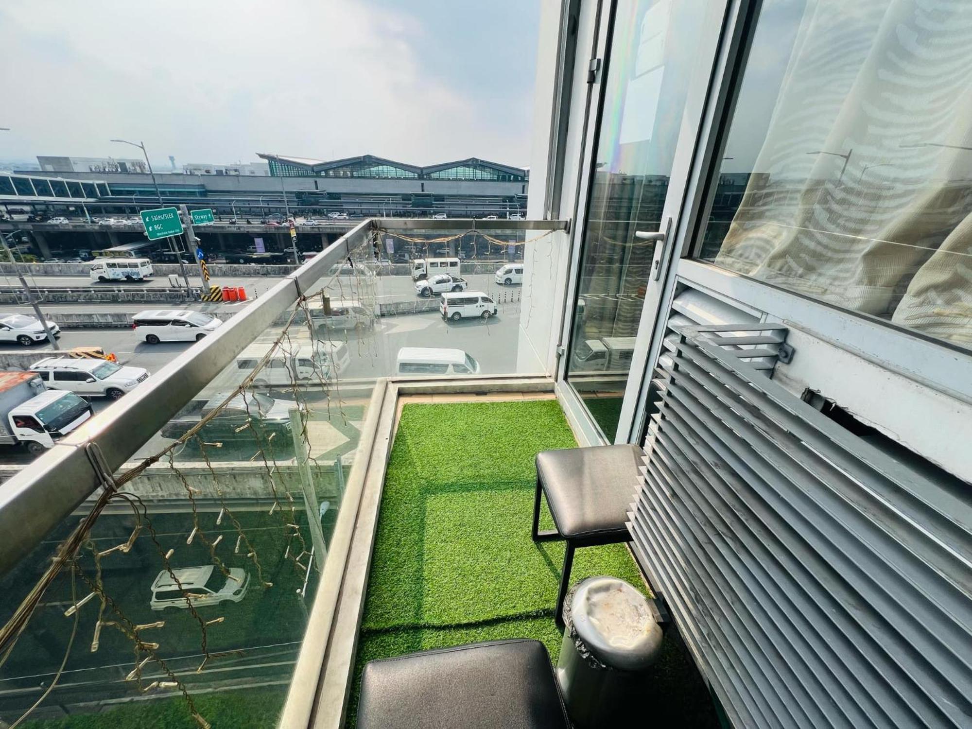 One Palm Tree Villas Condominium - Studio 7Th Fl With Balcony - Across Terminal 3 Airport Pasay Extérieur photo