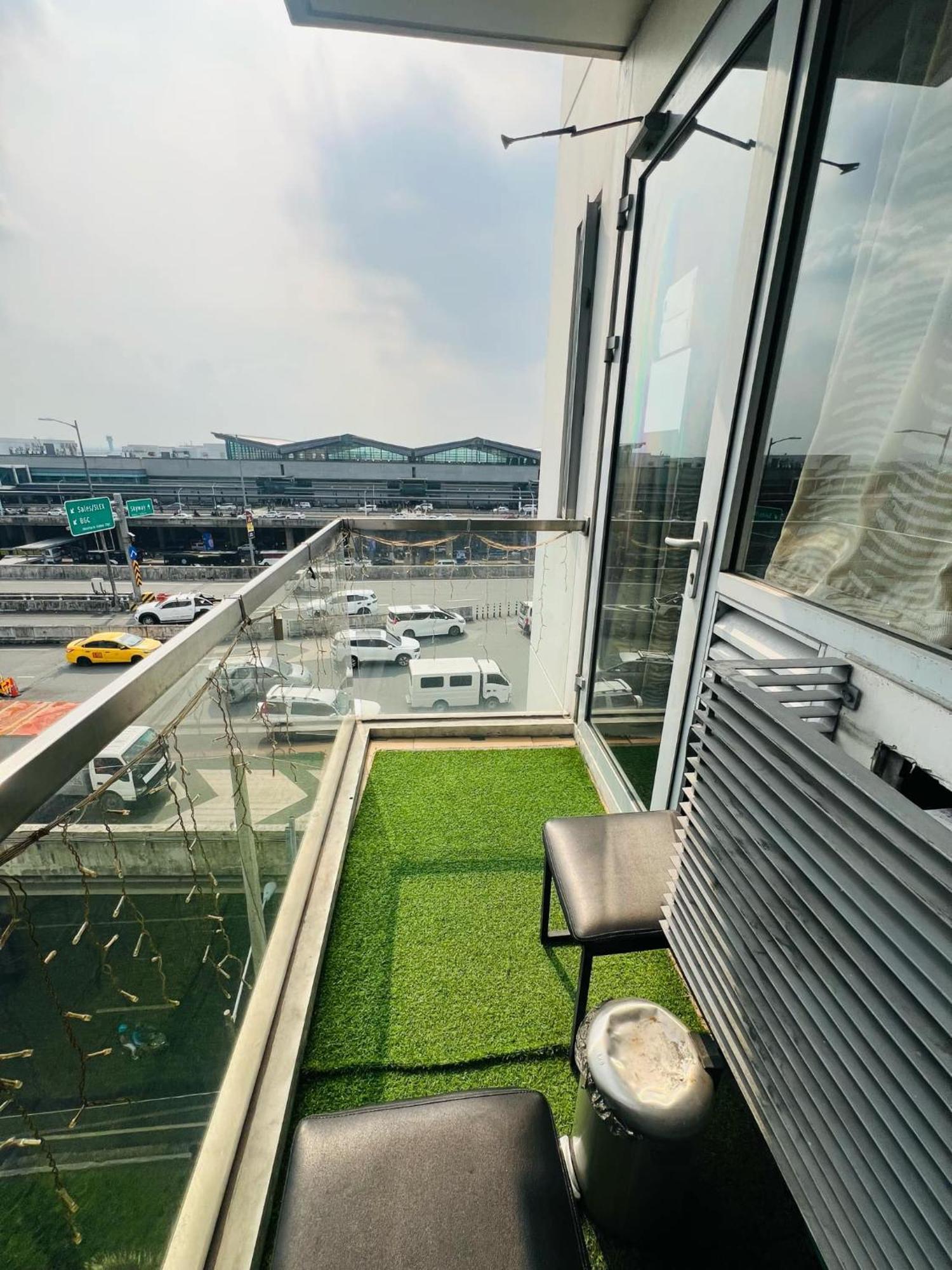 One Palm Tree Villas Condominium - Studio 7Th Fl With Balcony - Across Terminal 3 Airport Pasay Extérieur photo